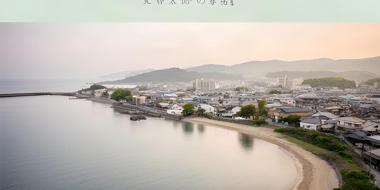 福井県敦賀市の海辺と町並みを望む穏やかな風景